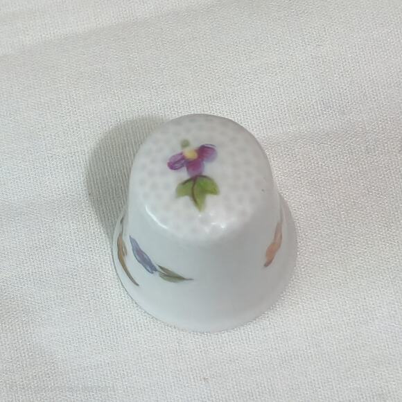 Vintage Limoges White Porcelain Flower Sewing Thimble June Wrote In Gold France - Picture 4 of 7